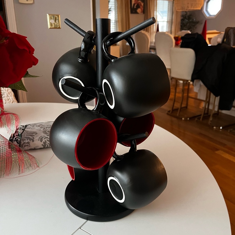 Black and red coffeee mugs with black holder
